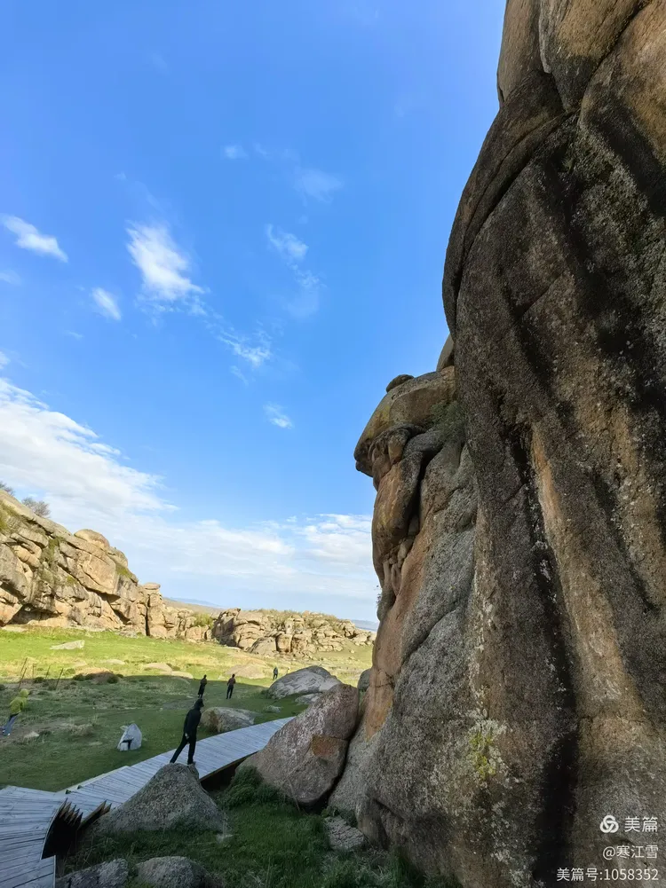 草原神石城:在"爱要久"公路邂逅远古奇境